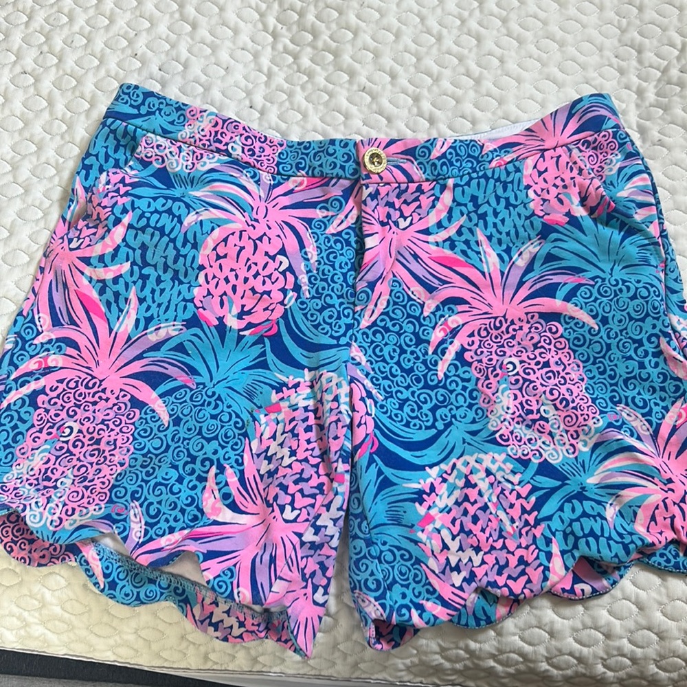 Lilly Pulitzer gently worn scalloped shorts. Size 8